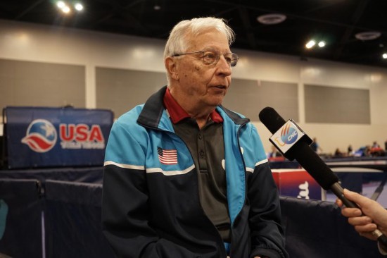 2023年12月16日，中美“乒乓外交”親歷者戴爾·斯威里斯在2023年美國乒乓球公開賽老年組比賽間隙接受新華社記者專訪。