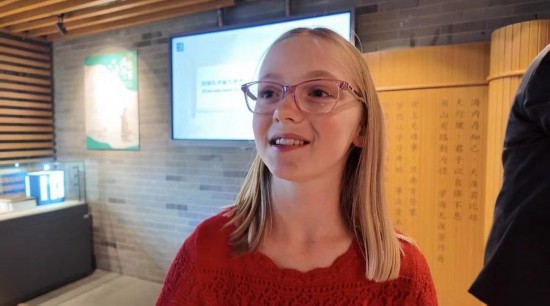 美國猶他州小學(xué)生米麗婭姆·居布萊接受記者采訪。