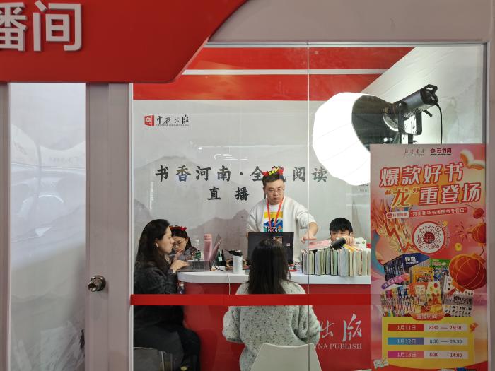 主播正在介紹圖書(shū)。上官云 攝