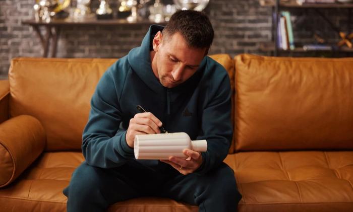 2023年10月，赤水河酒曬出的梅西為赤水河酒酒瓶簽名照片。 截圖自