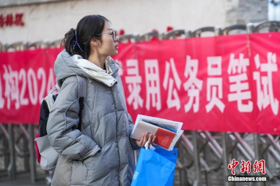 2023年11月26日，山西省太原市，考生步入考場。當(dāng)日，中央機(jī)關(guān)及其直屬機(jī)構(gòu)2024年度考試錄用公務(wù)員公共科目筆試舉行。<a target='_blank' href='/'><p  align=