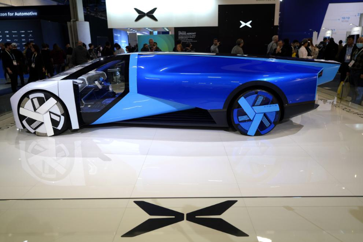 1月11日，人們在美國拉斯維加斯消費電子展小鵬公司展臺觀看電動飛行汽車Aeroht。新華社記者吳曉凌攝