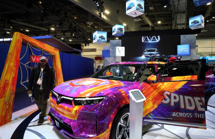 1月11日，人們在美國拉斯維加斯消費電子展越南電動汽車制造商VinFast展臺參觀。新華社記者吳曉凌攝