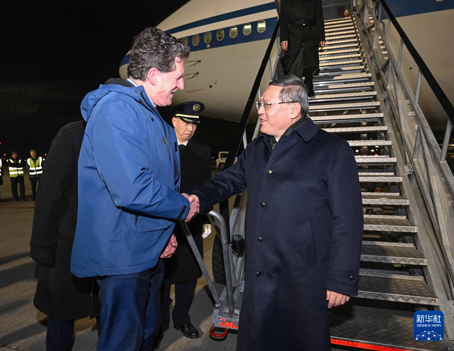 當(dāng)?shù)貢r(shí)間1月16日晚，應(yīng)愛爾蘭總理瓦拉德卡邀請(qǐng)，國(guó)務(wù)院總理李強(qiáng)乘包機(jī)抵達(dá)都柏林國(guó)際機(jī)場(chǎng)，開始對(duì)愛爾蘭進(jìn)行正式訪問。愛爾蘭環(huán)境、氣候與通訊部長(zhǎng)兼交通部長(zhǎng)瑞安等到機(jī)場(chǎng)迎接。新華社記者 饒愛民 攝