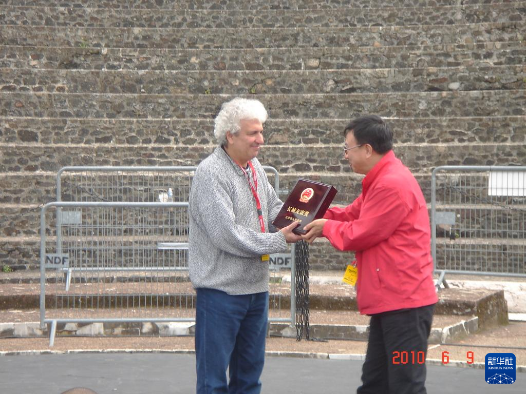 這是2010年帕特里克·索米耶（圖左）獲頒北京市人民政府授予的“長城友誼獎”時的資料照片。新華社發(fā)（受訪對象供圖）