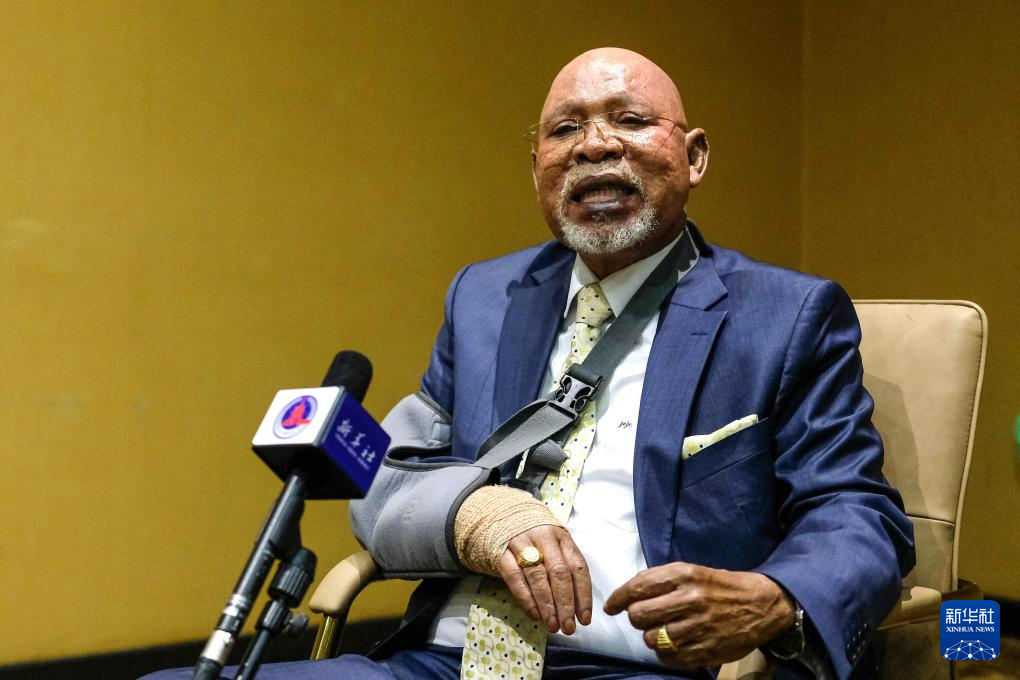 1月15日，烏干達(dá)外長奧東戈在坎帕拉舉行的不結(jié)盟運(yùn)動(dòng)第19次峰會(huì)高級別官員會(huì)議期間接受新華社記者專訪。新華社發(fā)（阿佳拉·納瓦達(dá)攝）