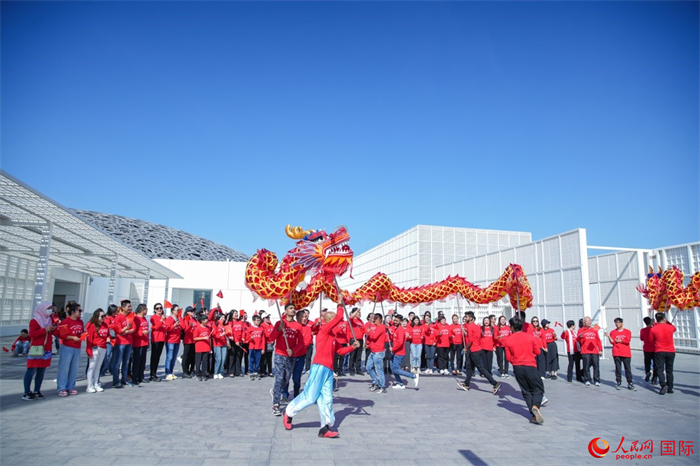 舞龍表演。人民網(wǎng) 塔里克·易卜拉欣攝