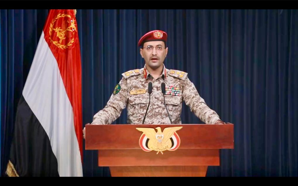 這張1月18日的視頻截圖顯示，也門(mén)胡塞武裝發(fā)言人葉海亞·薩雷亞發(fā)表聲明。新華社發(fā)