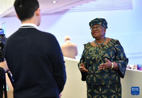 1月18日，世界貿(mào)易組織總干事伊維拉在瑞士達(dá)沃斯舉行的世界經(jīng)濟(jì)論壇2024年年會(huì)期間接受新華社記者專訪。新華社記者 連漪 攝