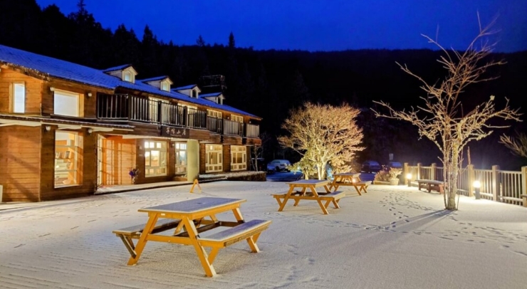 位在宜蘭縣內(nèi)的太平山森林游樂區(qū)23日凌晨開始下雪，園區(qū)翠峰山屋前一片雪白。圖片來源：臺(tái)灣“中央社”。