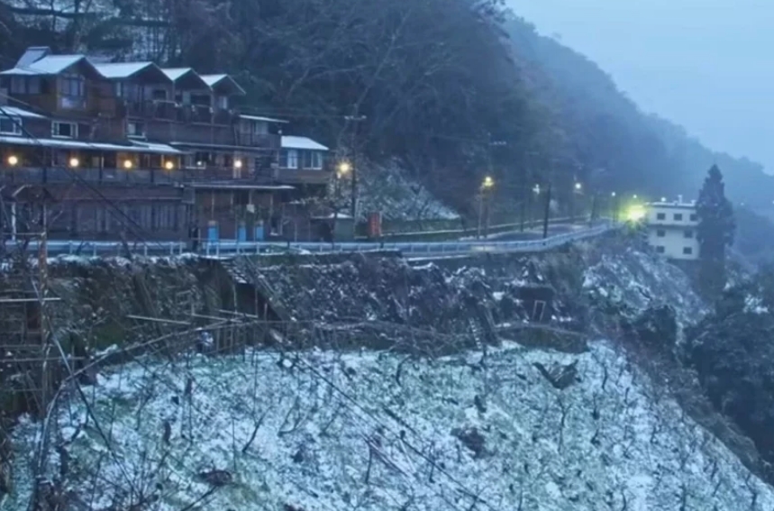 桃園市觀光旅游局22日新啟用的“上巴陵實(shí)時(shí)影像”的鏡頭下，現(xiàn)場呈現(xiàn)雪景。圖片來源：桃園市觀光旅游局。