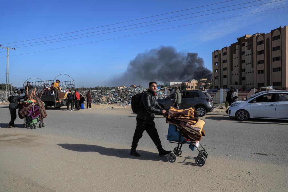 1月22日，在加沙地帶南部城市汗尤尼斯，人們逃離家園。新華社發(fā)（里澤克·阿卜杜勒賈瓦德攝）