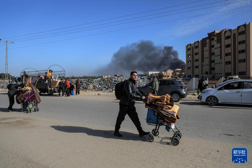 1月22日，在加沙地帶南部城市汗尤尼斯，人們逃離家園。新華社發(fā)（里澤克·阿卜杜勒賈瓦德攝）