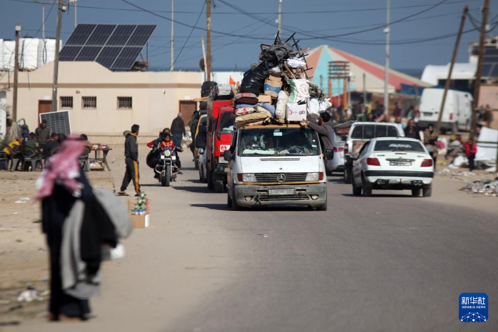 1月22日，在加沙地帶南部城市汗尤尼斯，人們逃離家園。新華社發(fā)（里澤克·阿卜杜勒賈瓦德攝）