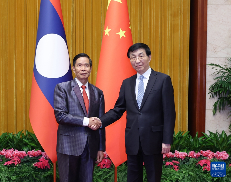 1月22日，中共中央政治局常委、全國政協(xié)主席王滬寧在北京會(huì)見老撾人民革命黨中央政治局委員、建國陣線中央委員會(huì)主席辛拉馮。新華社記者 王曄 攝