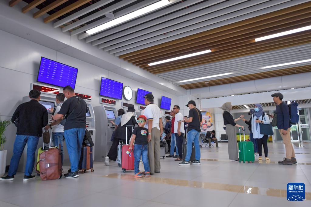 1月24日，在印度尼西亞雅加達哈利姆站，乘客使用自助取票機。新華社記者 徐欽 攝