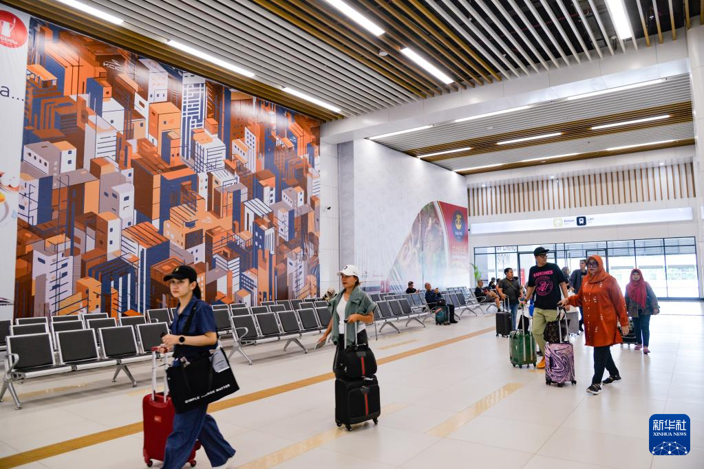 1月24日，在印度尼西亞雅加達哈利姆站，乘客在候車大廳內(nèi)行走。新華社記者 徐欽 攝