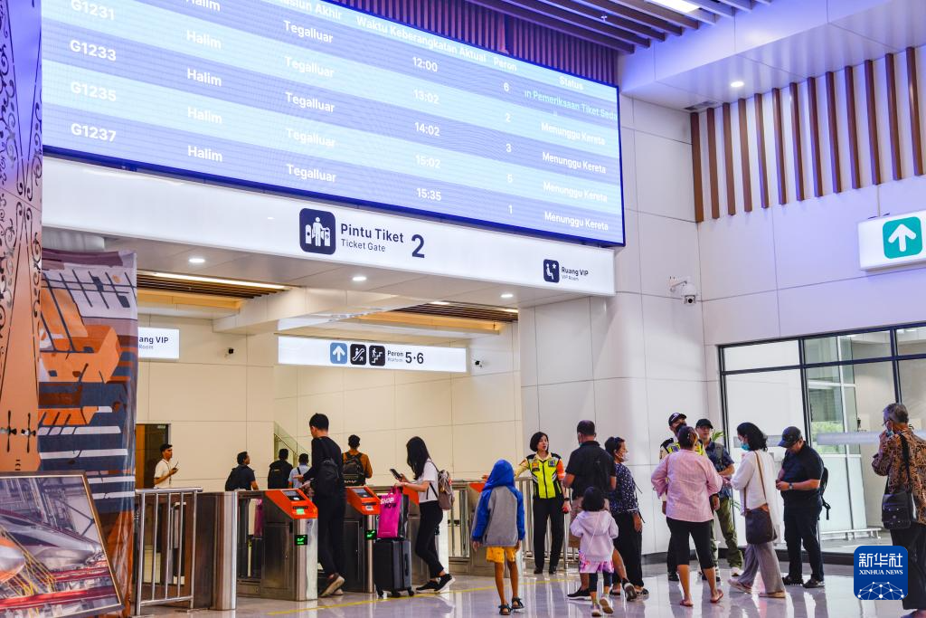 1月24日，在印度尼西亞雅加達哈利姆站候車大廳，乘客刷票前往站臺。新華社記者 徐欽 攝