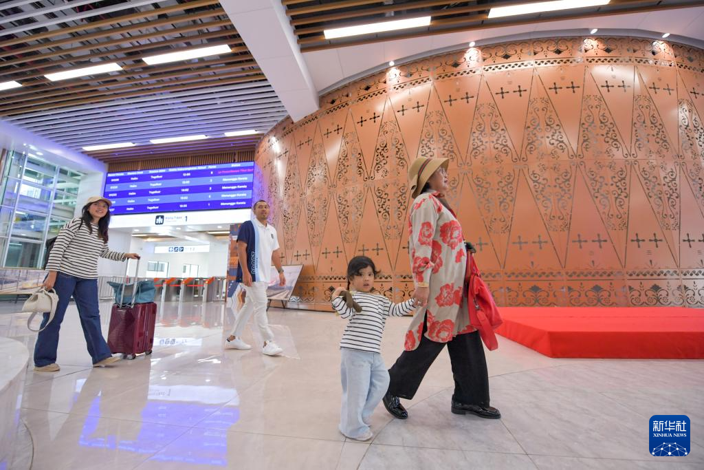 1月24日，在印度尼西亞雅加達哈利姆站，乘客在候車大廳內(nèi)行走。新華社記者 徐欽 攝