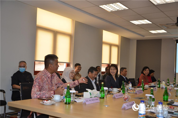 參訪嘉賓與五菱印尼公司負責人交流。人民網記者 李培松攝