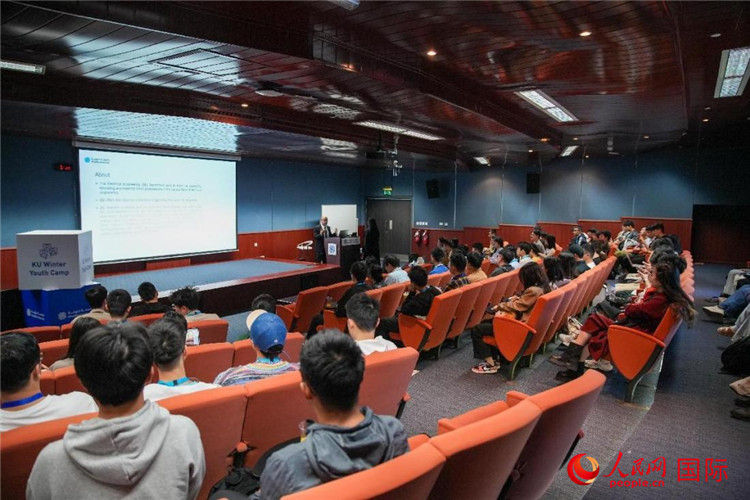 圖為23日，中國(guó)學(xué)生在聽(tīng)取講座。人民網(wǎng)塔里克·易卜拉欣攝