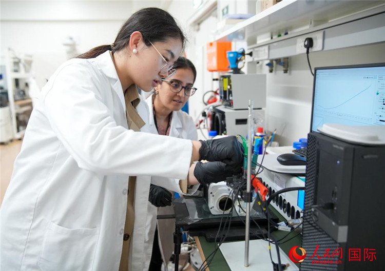 中國(guó)學(xué)生（左一）在嘗試操作電解水實(shí)驗(yàn)。人民網(wǎng)塔里克·易卜拉欣攝