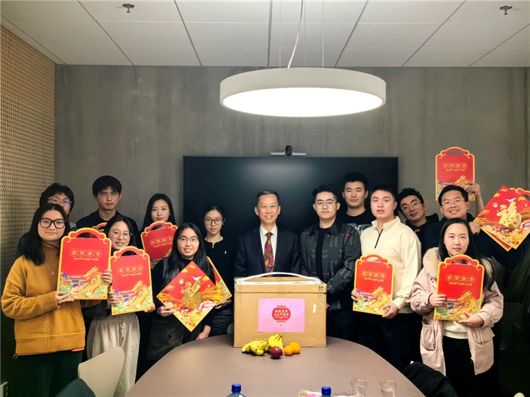 中國駐瑞典大使崔愛民看望慰問瑞典隆德大學中國留學生。中國駐瑞典大使館供圖