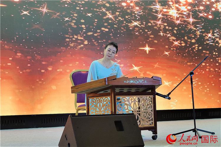 揚(yáng)琴演奏家劉艮演奏《夢(mèng)中的婚禮》。人民網(wǎng)記者 于宏建攝