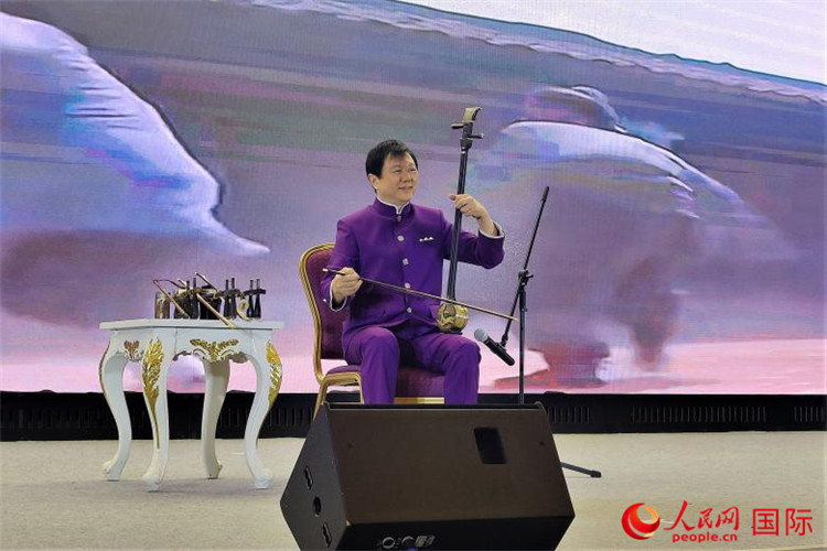 二胡演奏家、國(guó)家一級(jí)演員王之輝演奏《新春樂(lè)》。人民網(wǎng)記者 于宏建攝