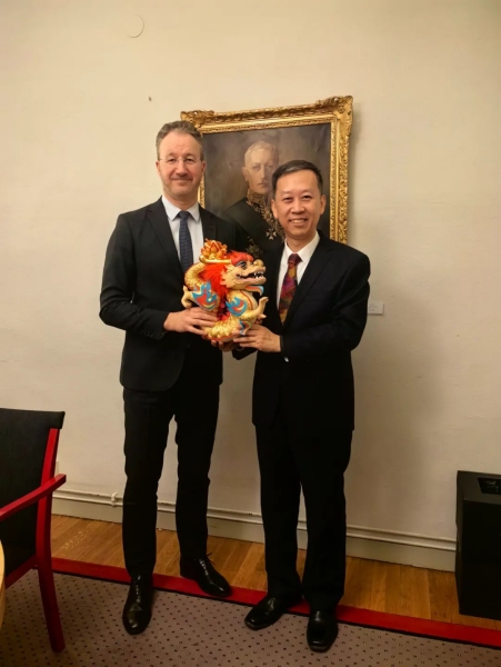 中國駐瑞典大使崔愛民（右）會見瑞典外交部外貿(mào)總司長嚴波（左）。中國駐瑞典大使館供圖