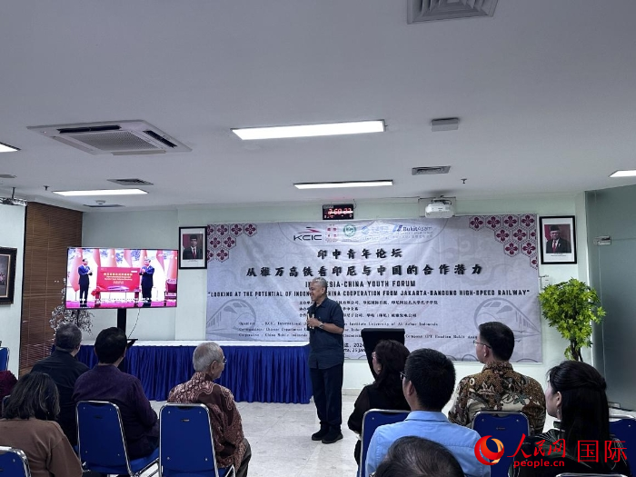 韓高路為與會嘉賓放映中印尼元首為雅萬高鐵正式開通運營揭幕的場景。人民網(wǎng)記者 曹師韻攝