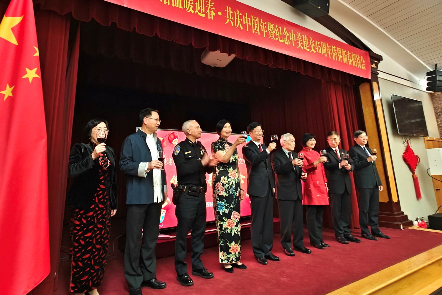 僑胞代表與駐舊金山總領館官員合影。主辦方供圖