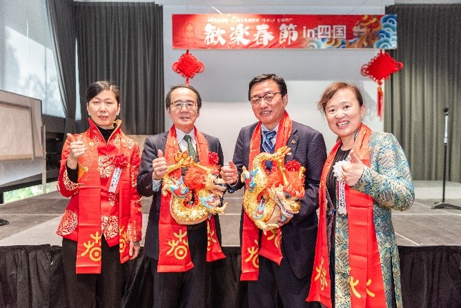 向池田知事、大西市長(zhǎng)贈(zèng)送“歡樂春節(jié)“吉祥龍。從左到右為魏有美副總領(lǐng)事、池田豊人知事、大西秀人市長(zhǎng)、馬曉琛主任。中國駐大阪旅游辦事處供圖