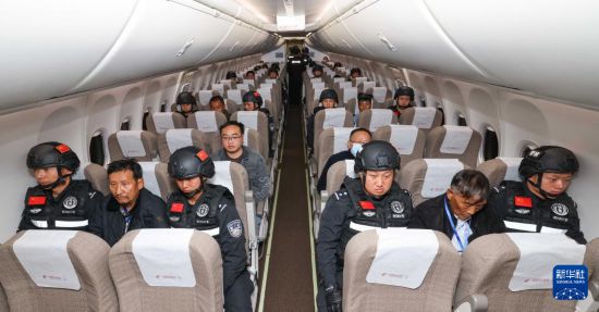 1月30日，白所成、白應(yīng)蒼、魏懷仁、劉正祥、劉正茂、徐老發(fā)等10名緬北重大犯罪嫌疑人在被押解回國的飛機(jī)上。新華社記者 殷剛 攝