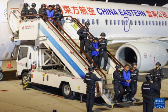 1月30日，在云南昆明長水機(jī)場，白所成、白應(yīng)蒼、魏懷仁、劉正祥、劉正茂、徐老發(fā)等10名緬北重大犯罪嫌疑人被我公安機(jī)關(guān)成功押解回國。新華社記者 殷剛 攝
