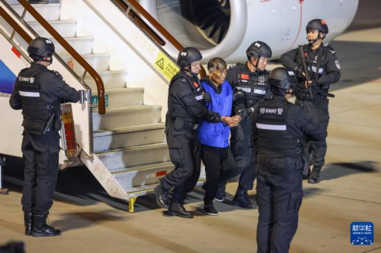 1月30日，在云南昆明長水機(jī)場，緬北重大犯罪嫌疑人白所成被我公安機(jī)關(guān)成功押解回國。新華社記者 殷剛 攝