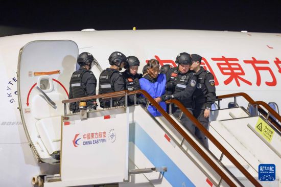 1月30日，在云南昆明長水機(jī)場，緬北重大犯罪嫌疑人白所成被我公安機(jī)關(guān)成功押解回國。新華社記者 殷剛 攝