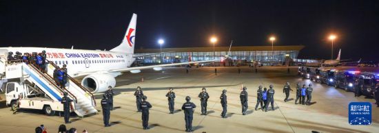 1月30日，在云南昆明長水機(jī)場，白所成、白應(yīng)蒼、魏懷仁、劉正祥、劉正茂、徐老發(fā)等10名緬北重大犯罪嫌疑人被我公安機(jī)關(guān)成功押解回國。新華社記者 殷剛 攝