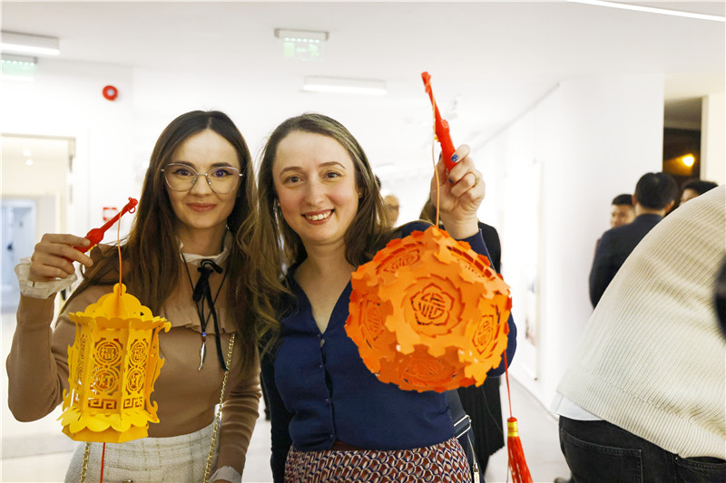 羅馬尼亞觀眾對(duì)泉州花燈愛不釋手。 布加勒斯特中國文化中心供圖