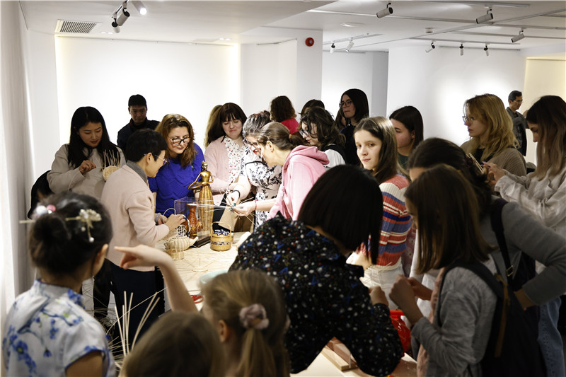 羅馬尼亞觀眾體驗(yàn)安溪竹藤編技藝。 布加勒斯特中國文化中心供圖