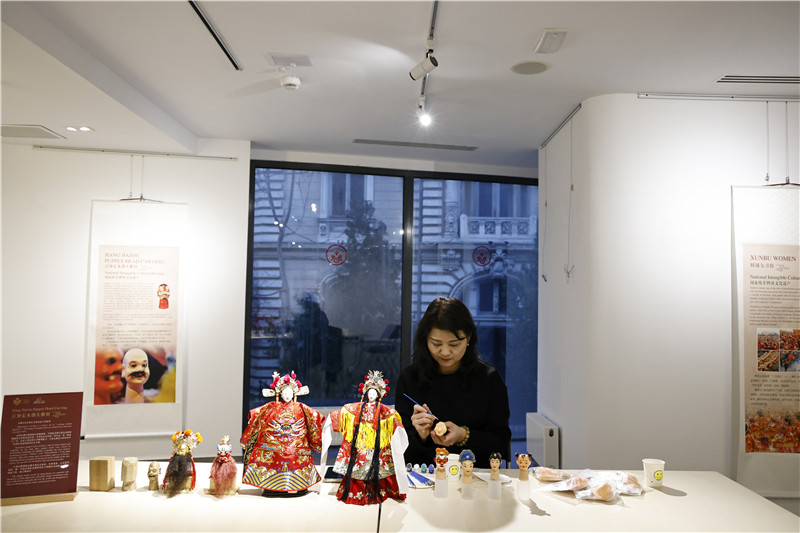 中國泉州的非遺大師制作江加走木偶頭雕刻。 布加勒斯特中國文化中心供圖_副本