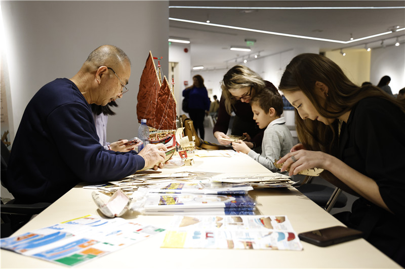 中國泉州非遺大師現(xiàn)場指導(dǎo)制作水密隔艙福船制造技藝。 布加勒斯特中國文化中心供圖