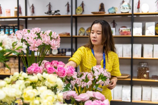 2023年7月1日，在位于湖南省長(zhǎng)沙市的湖南高橋大市場(chǎng)，中非經(jīng)貿(mào)博覽會(huì)常設(shè)展館展區(qū)肯尼亞館工作人員在整理產(chǎn)自非洲的鮮花。新華社記者 陳思汗 攝