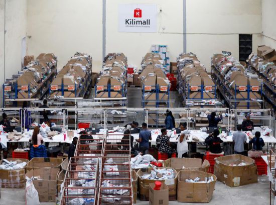 2023年11月11日，在肯尼亞姆洛隆戈，Kilimall員工在倉(cāng)庫(kù)內(nèi)工作。新華社記者 李亞輝 攝