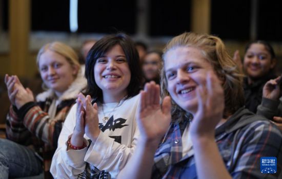 1月30日，在美國(guó)華盛頓州塔科馬市林肯中學(xué)，將于3月啟程赴華交流的林肯中學(xué)12年級(jí)學(xué)生蒙特塞拉特·羅梅羅-羅查（中）參加美國(guó)中學(xué)生赴華交流歡送儀式。新華社記者 吳曉凌 攝