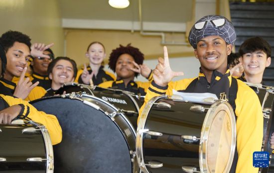 1月30日，在美國(guó)華盛頓州塔科馬市林肯中學(xué)，學(xué)校鼓樂(lè)隊(duì)準(zhǔn)備在美國(guó)中學(xué)生赴華交流歡送儀式上表演。新華社記者 吳曉凌 攝