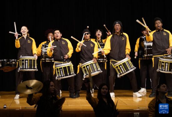 1月30日，在美國(guó)華盛頓州塔科馬市林肯中學(xué)，學(xué)校鼓樂(lè)隊(duì)在美國(guó)中學(xué)生赴華交流歡送儀式上表演。新華社記者 吳曉凌 攝