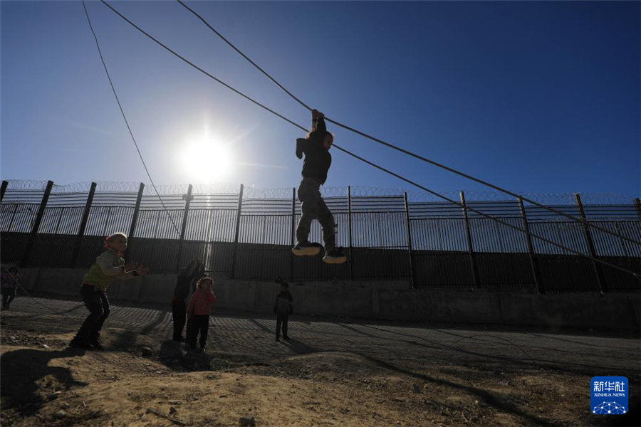 1月31日，在加沙地帶南部城市拉法同埃及邊境地區(qū)，巴勒斯坦兒童在玩耍。新華社發(fā)（亞西爾·庫迪攝）
