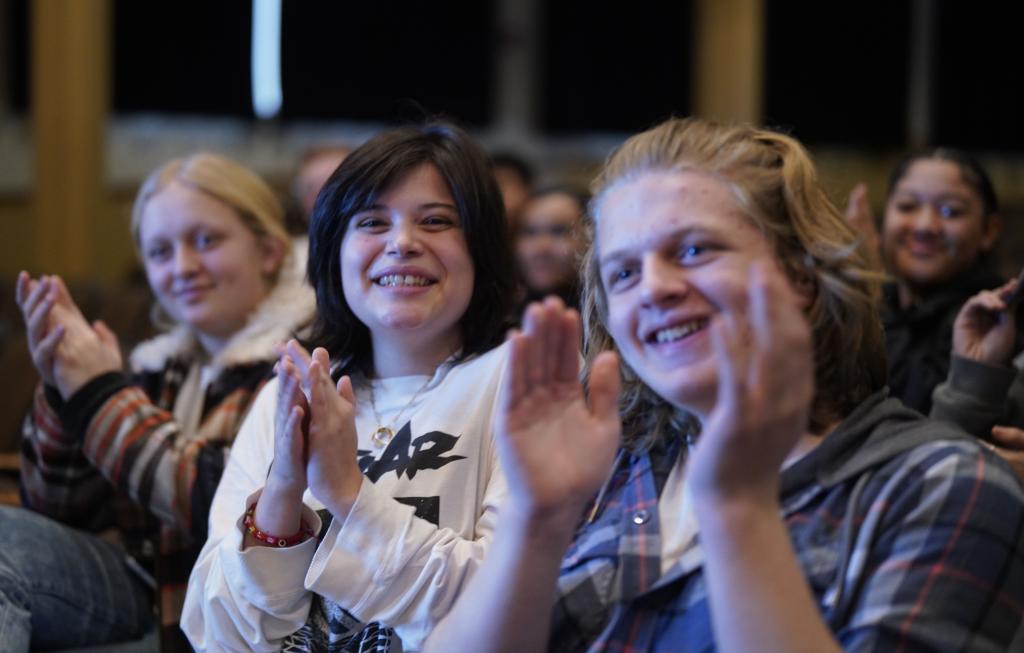 1月30日，在美國華盛頓州塔科馬市林肯中學(xué)，將于3月啟程赴華交流的林肯中學(xué)12年級學(xué)生蒙特塞拉特·羅梅羅-羅查（中）參加美國中學(xué)生赴華交流歡送儀式。新華社記者 吳曉凌 攝