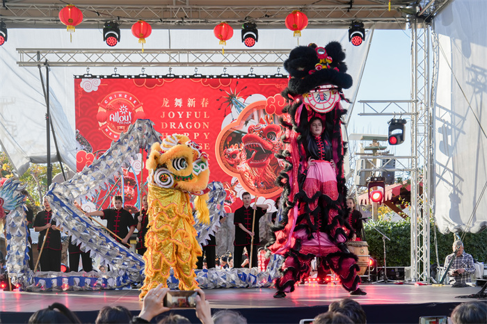 中國駐希臘大使館大使肖軍正與希方嘉賓為舞龍點(diǎn)睛。     希臘小朋友進(jìn)行舞龍舞獅表演。《中希時(shí)報(bào)》供圖